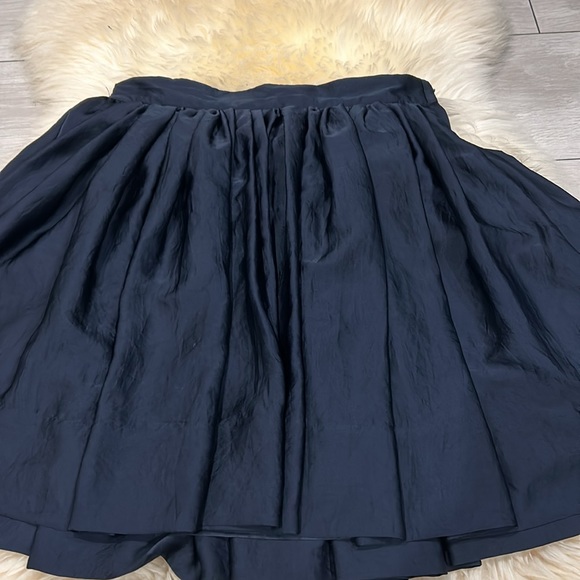 Navy Blue H&M Pleated Silky Skirt with Pockets and Side Zipper Closure Size 6 - Picture 2 of 7